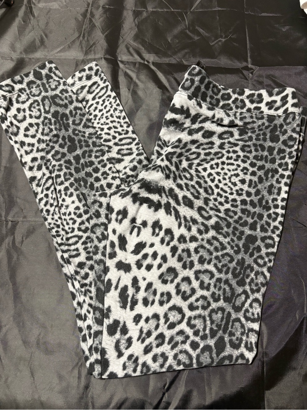 Black & White Leopard Print Fleece Leggings - Women's Cozy Stretch